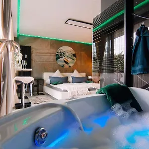 Airport Exklusiv Mit Eigenem Whirpool 2,5 Km Vom Flughafen Apartment